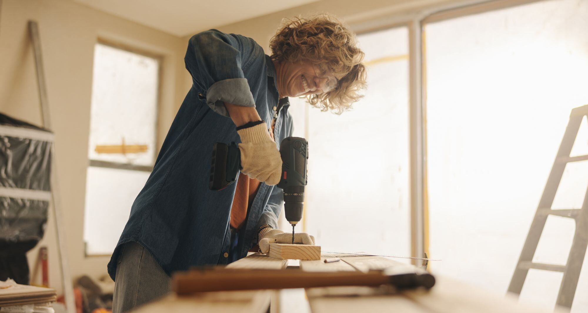 une femme qui fait du bricolage dans sa maison - consuel