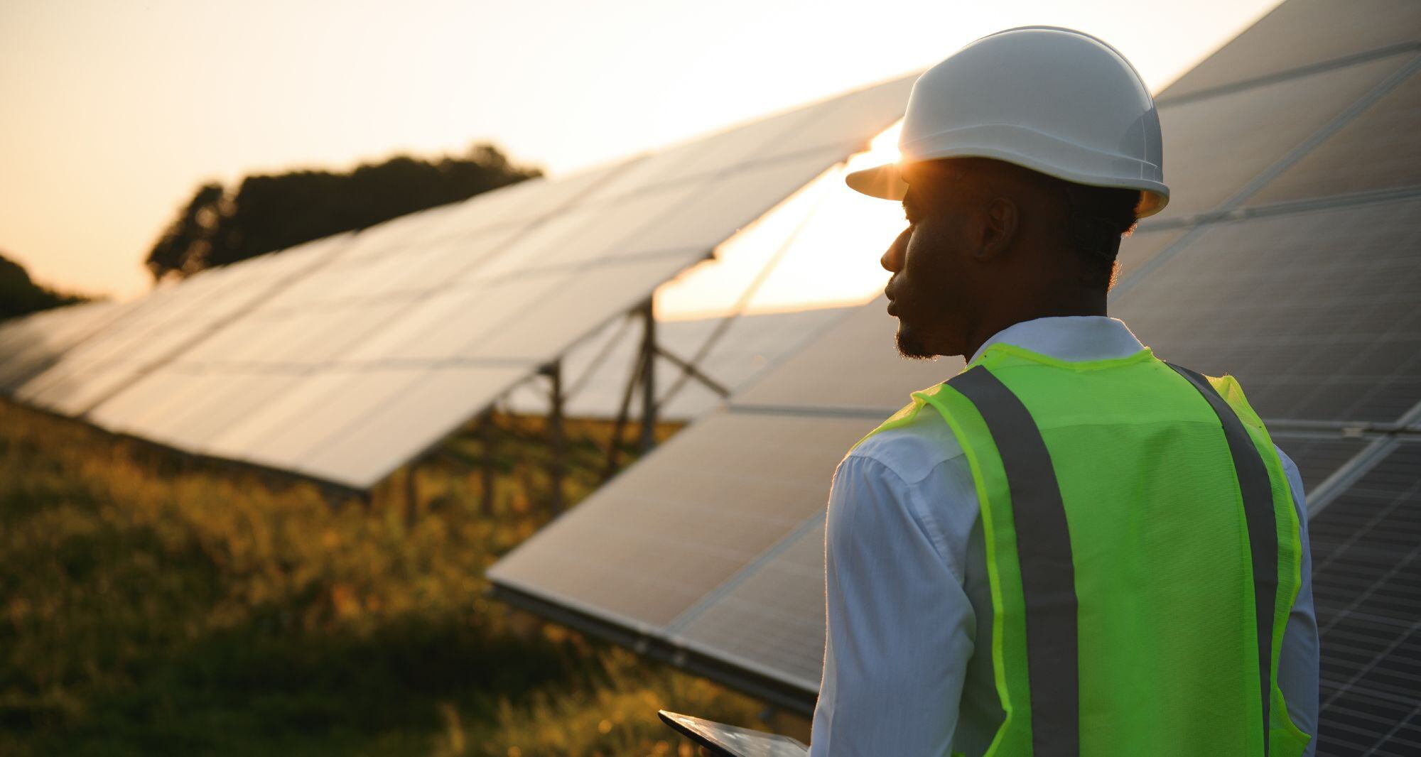 Technicien qui vérifie l'entretien des panneaux solaires - rénovation énergétique des bâtiments