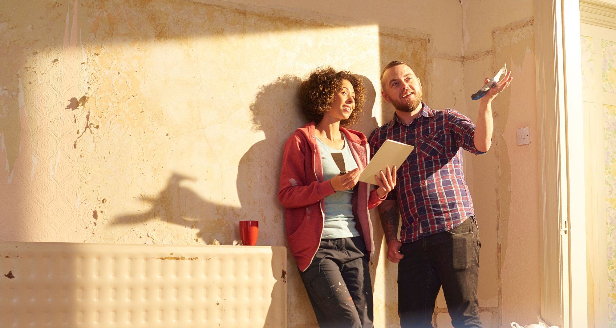 un couple dans un appartement à rénover - rénovation énergétique appartement